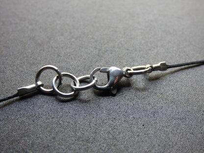 Richterit Sugilith Schutz Donut Edelstein Kristall Heilstein Rarität Selten Sammler lila blau Anhänger Geschenk Frau Er Sie Halschakra - Art of Nature Berlin