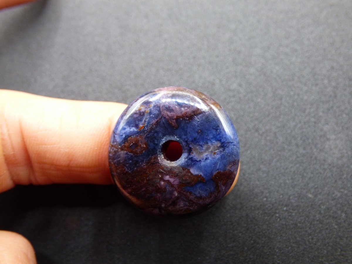 Richterit Sugilith Schutz Donut Edelstein Kristall Heilstein Rarität Selten Sammler lila blau Anhänger Geschenk Frau Er Sie Halschakra - Art of Nature Berlin