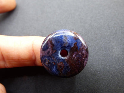 Richterit Sugilith Schutz Donut Edelstein Kristall Heilstein Rarität Selten Sammler lila blau Anhänger Geschenk Frau Er Sie Halschakra - Art of Nature Berlin