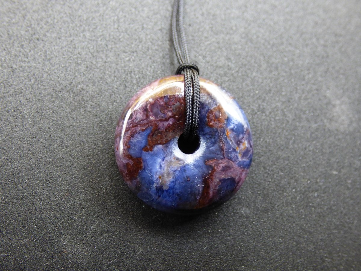 Richterit Sugilith Schutz Donut Edelstein Kristall Heilstein Rarität Selten Sammler lila blau Anhänger Geschenk Frau Er Sie Halschakra - Art of Nature Berlin