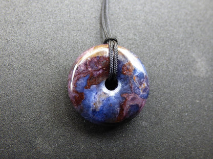 Richterit Sugilith Schutz Donut Edelstein Kristall Heilstein Rarität Selten Sammler lila blau Anhänger Geschenk Frau Er Sie Halschakra - Art of Nature Berlin