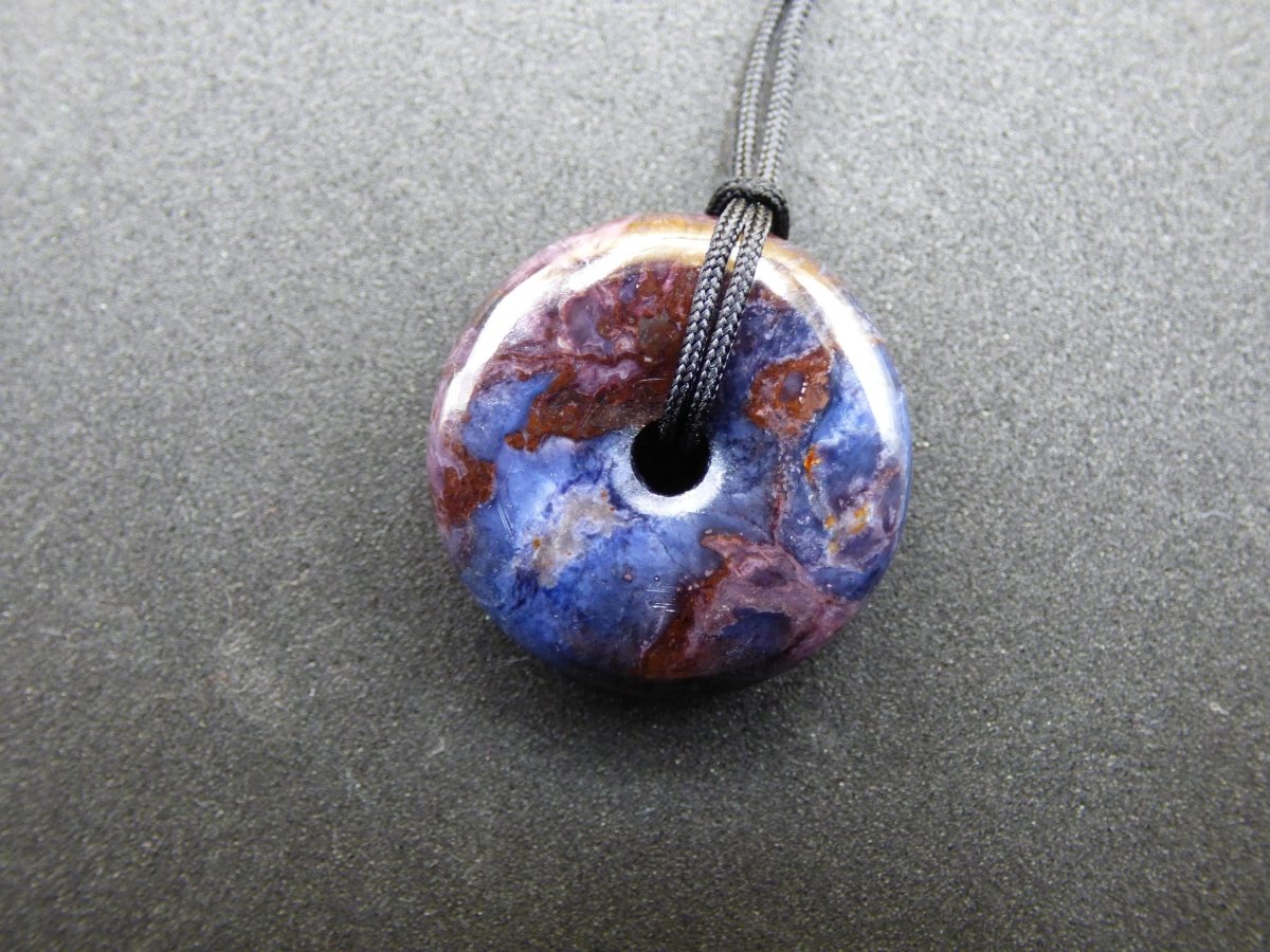 Richterit Sugilith Schutz Donut Edelstein Kristall Heilstein Rarität Selten Sammler lila blau Anhänger Geschenk Frau Er Sie Halschakra - Art of Nature Berlin