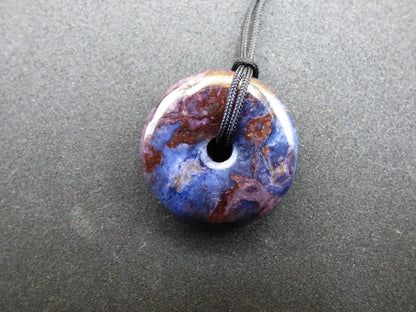 Richterit Sugilith Schutz Donut Edelstein Kristall Heilstein Rarität Selten Sammler lila blau Anhänger Geschenk Frau Er Sie Halschakra - Art of Nature Berlin