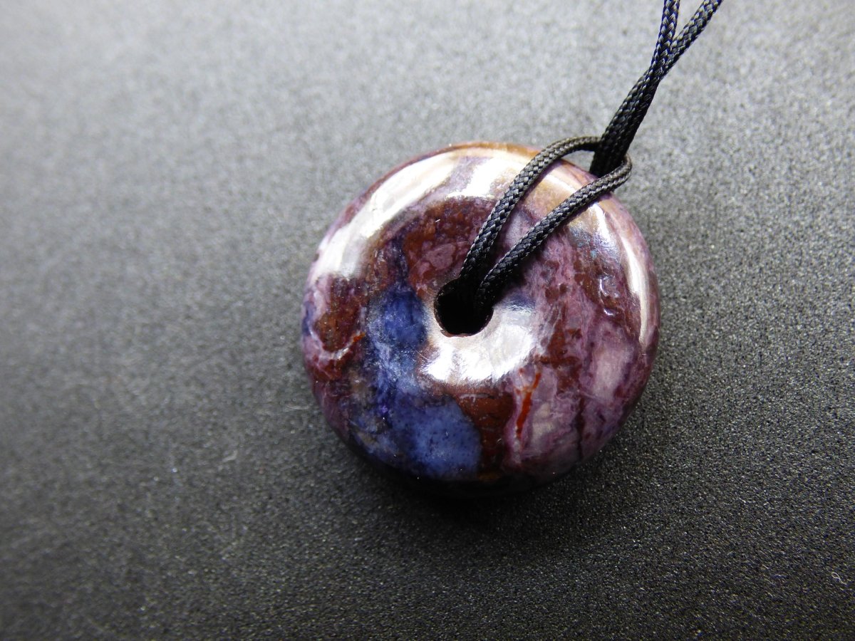 Richterit Sugilith Schutz Donut Edelstein Kristall Heilstein Rarität Selten Sammler lila blau Anhänger Geschenk Frau Er Sie Halschakra - Art of Nature Berlin