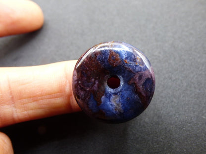 Richterit Sugilith Schutz Donut Edelstein Kristall Heilstein Rarität Selten Sammler lila blau Anhänger Geschenk Frau Er Sie Halschakra - Art of Nature Berlin