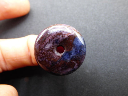 Richterit Sugilith Schutz Donut Edelstein Kristall Heilstein Rarität Selten Sammler lila blau Anhänger Geschenk Frau Er Sie Halschakra - Art of Nature Berlin