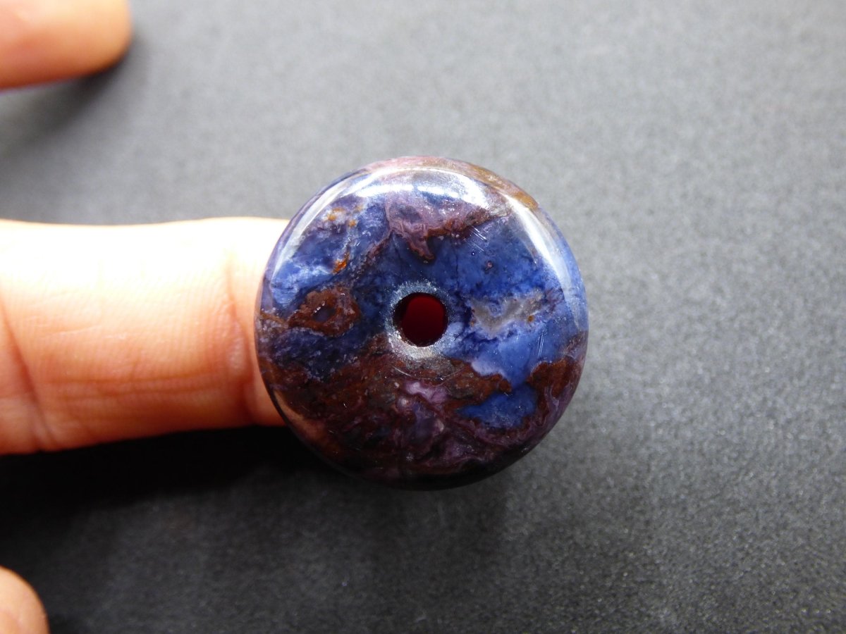 Richterit Sugilith Schutz Donut Edelstein Kristall Heilstein Rarität Selten Sammler lila blau Anhänger Geschenk Frau Er Sie Halschakra - Art of Nature Berlin