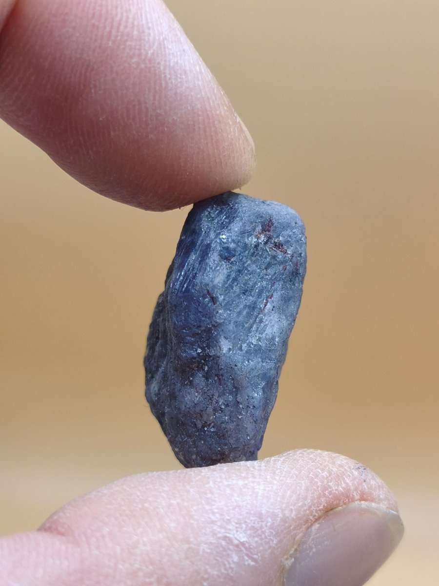 Roher Tansanit Kristall – Blaugrau mit silbrigem Schimmer – Tansania – Naturbelassenes Sammlerstück Unikat Kristall Stufe Edelstein Rarität - Art of Nature Berlin