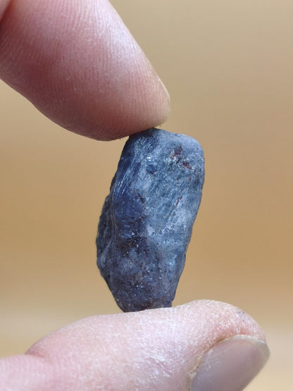 Roher Tansanit Kristall – Blaugrau mit silbrigem Schimmer – Tansania – Naturbelassenes Sammlerstück Unikat Kristall Stufe Edelstein Rarität - Art of Nature Berlin