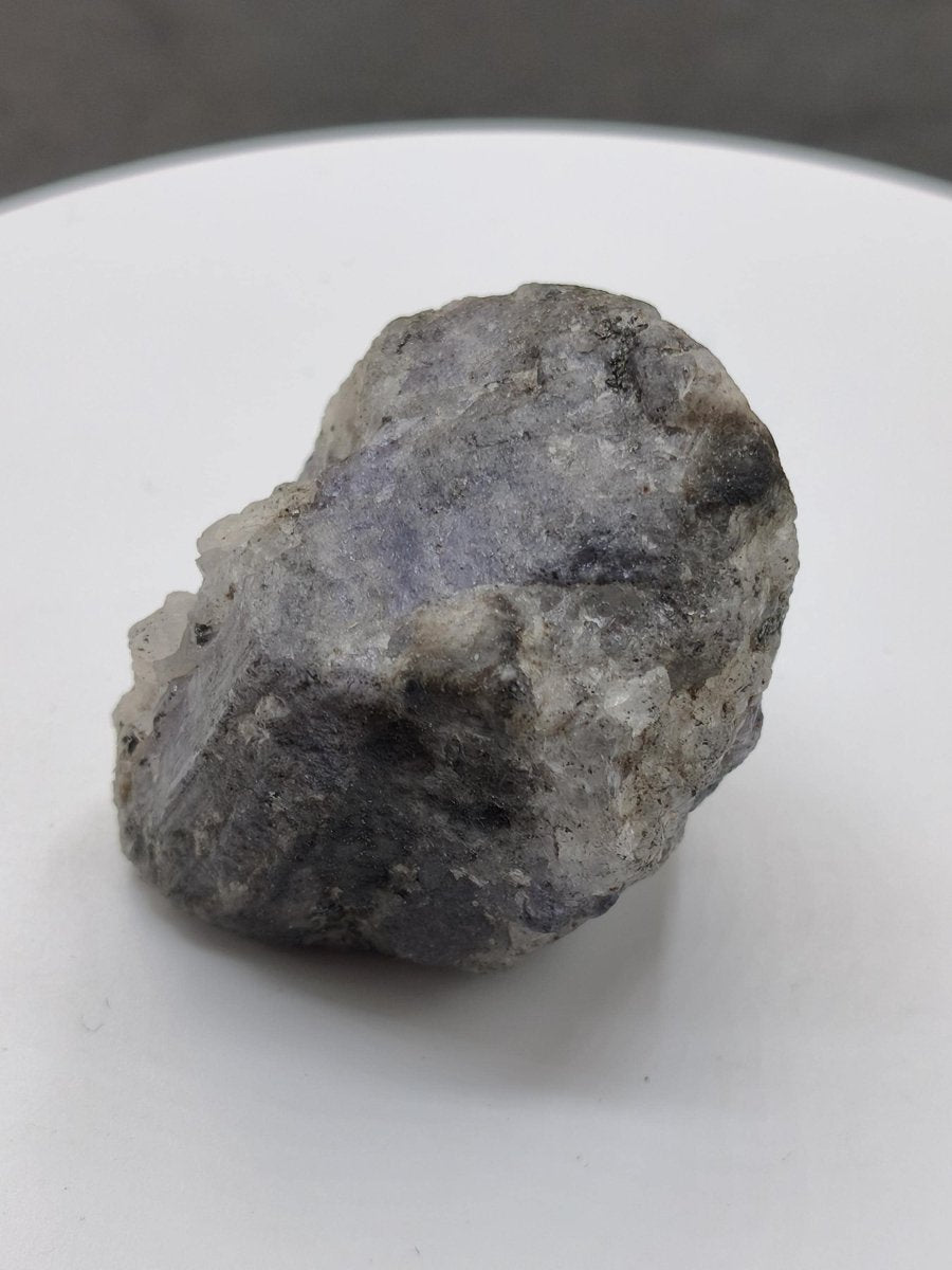 Roher Tansanit Kristall – Blaugrau mit silbrigem Schimmer – Tansania – Naturbelassenes Sammlerstück Unikat Kristall Stufe Edelstein Rarität - Art of Nature Berlin