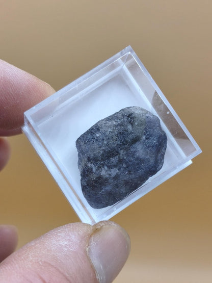 Roher Tansanit Kristall – Blaugrau mit silbrigem Schimmer – Tansania – Naturbelassenes Sammlerstück Unikat Kristall Stufe Edelstein Rarität - Art of Nature Berlin