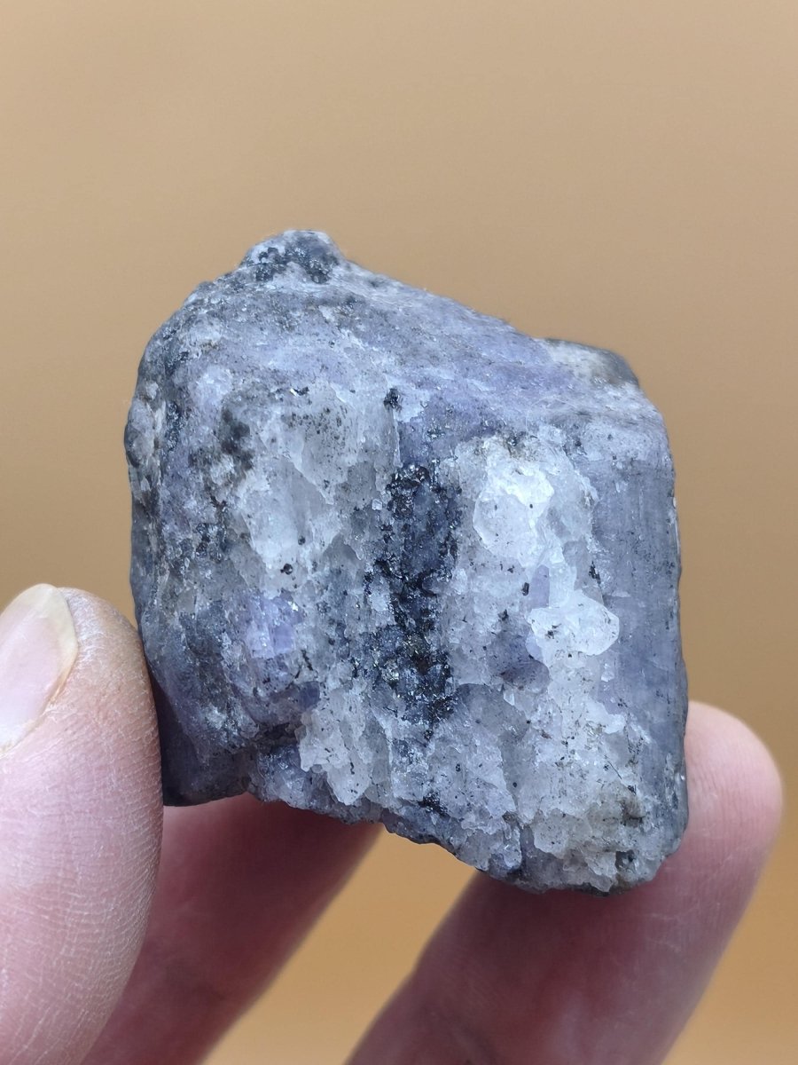 Roher Tansanit Kristall – Blaugrau mit silbrigem Schimmer – Tansania – Naturbelassenes Sammlerstück Unikat Kristall Stufe Edelstein Rarität - Art of Nature Berlin