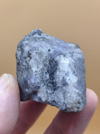 Roher Tansanit Kristall – Blaugrau mit silbrigem Schimmer – Tansania – Naturbelassenes Sammlerstück Unikat Kristall Stufe Edelstein Rarität - Art of Nature Berlin