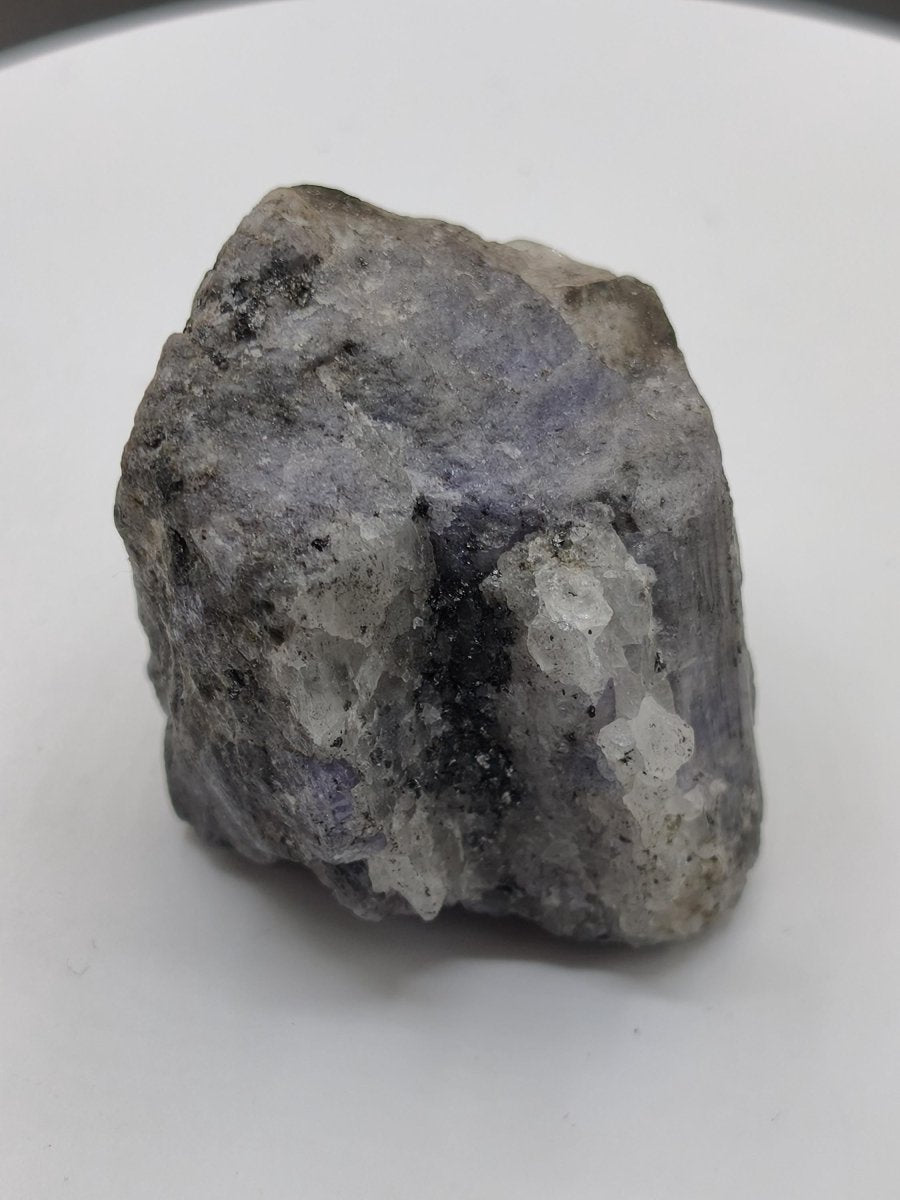 Roher Tansanit Kristall – Blaugrau mit silbrigem Schimmer – Tansania – Naturbelassenes Sammlerstück Unikat Kristall Stufe Edelstein Rarität - Art of Nature Berlin