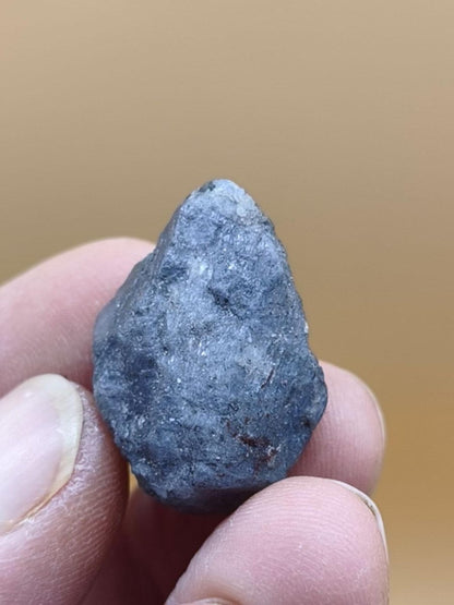 Roher Tansanit Kristall – Blaugrau mit silbrigem Schimmer – Tansania – Naturbelassenes Sammlerstück Unikat Kristall Stufe Edelstein Rarität - Art of Nature Berlin