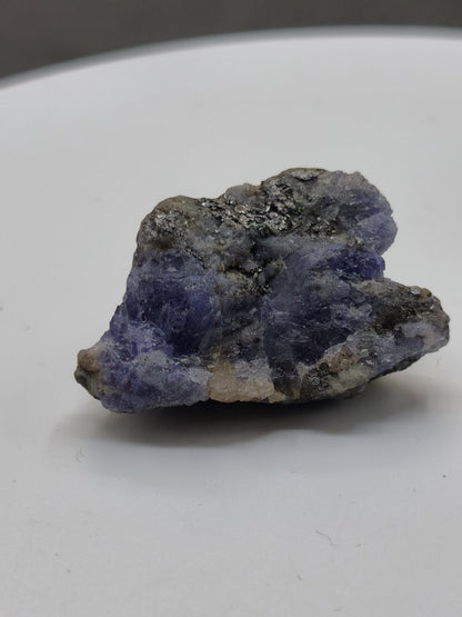 Roher Tansanit Kristall – Blaugrau mit silbrigem Schimmer – Tansania – Naturbelassenes Sammlerstück Unikat Kristall Stufe Edelstein Rarität - Art of Nature Berlin