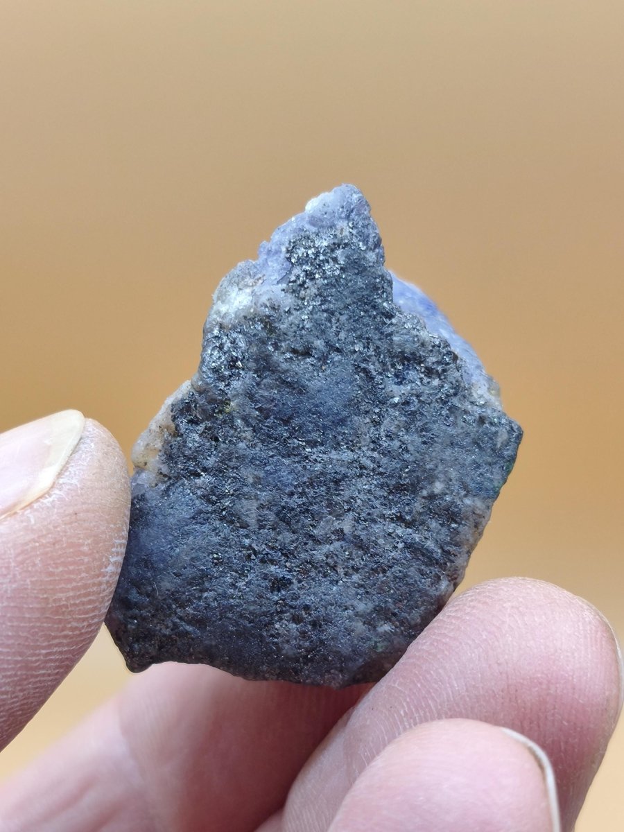 Roher Tansanit Kristall – Blaugrau mit silbrigem Schimmer – Tansania – Naturbelassenes Sammlerstück Unikat Kristall Stufe Edelstein Rarität - Art of Nature Berlin