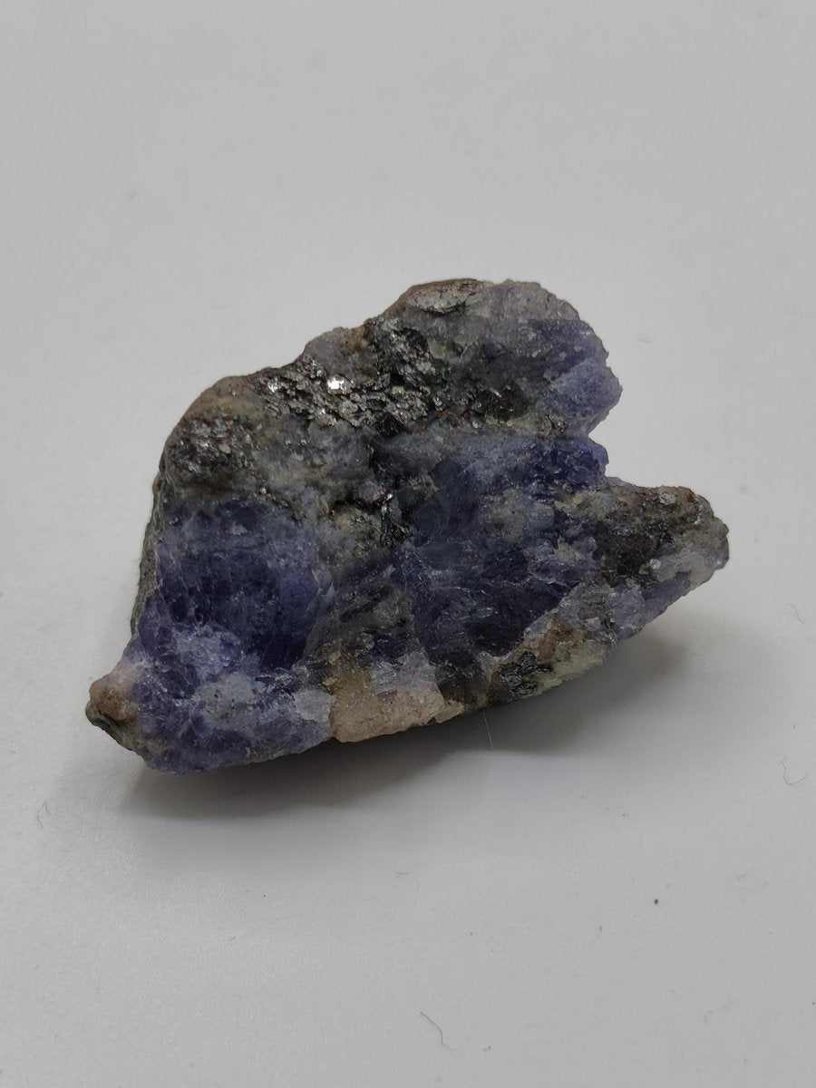 Roher Tansanit Kristall – Blaugrau mit silbrigem Schimmer – Tansania – Naturbelassenes Sammlerstück Unikat Kristall Stufe Edelstein Rarität - Art of Nature Berlin