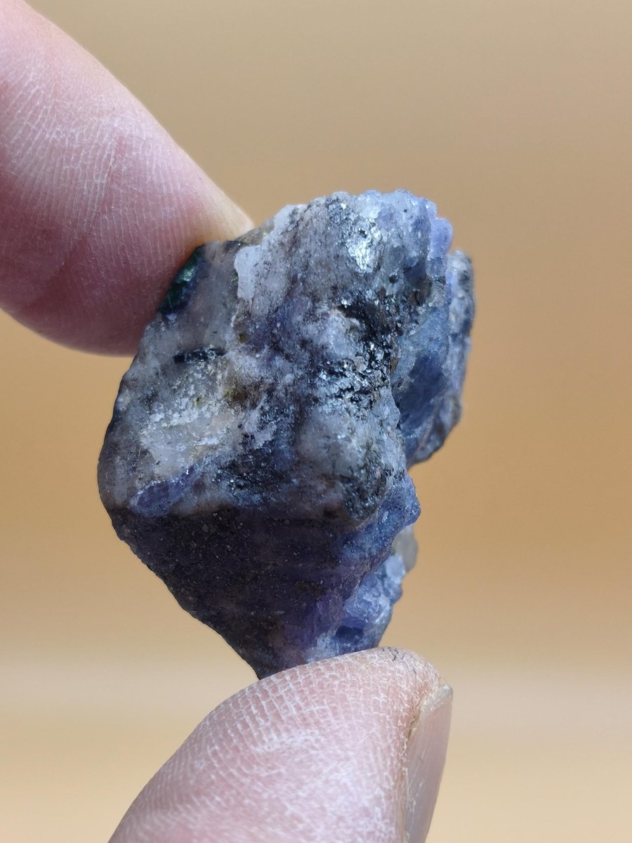 Roher Tansanit Kristall – Blaugrau mit silbrigem Schimmer – Tansania – Naturbelassenes Sammlerstück Unikat Kristall Stufe Edelstein Rarität - Art of Nature Berlin