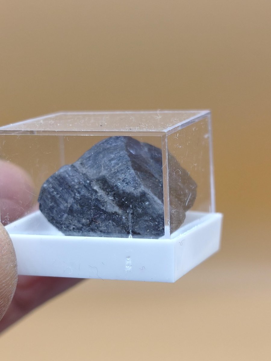 Roher Tansanit Kristall – Blaugrau mit silbrigem Schimmer – Tansania – Naturbelassenes Sammlerstück Unikat Kristall Stufe Edelstein Rarität - Art of Nature Berlin