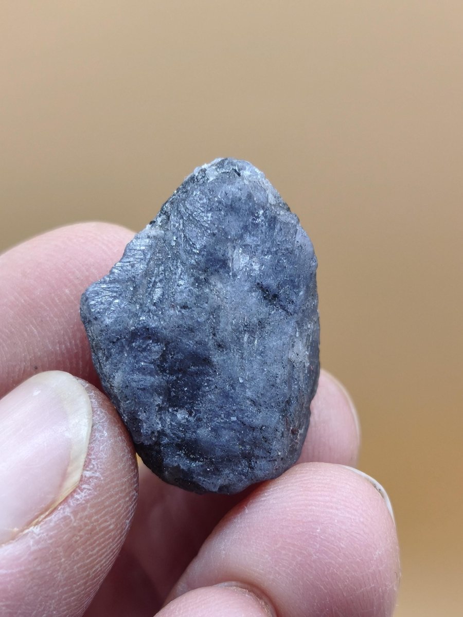Roher Tansanit Kristall – Blaugrau mit silbrigem Schimmer – Tansania – Naturbelassenes Sammlerstück Unikat Kristall Stufe Edelstein Rarität - Art of Nature Berlin