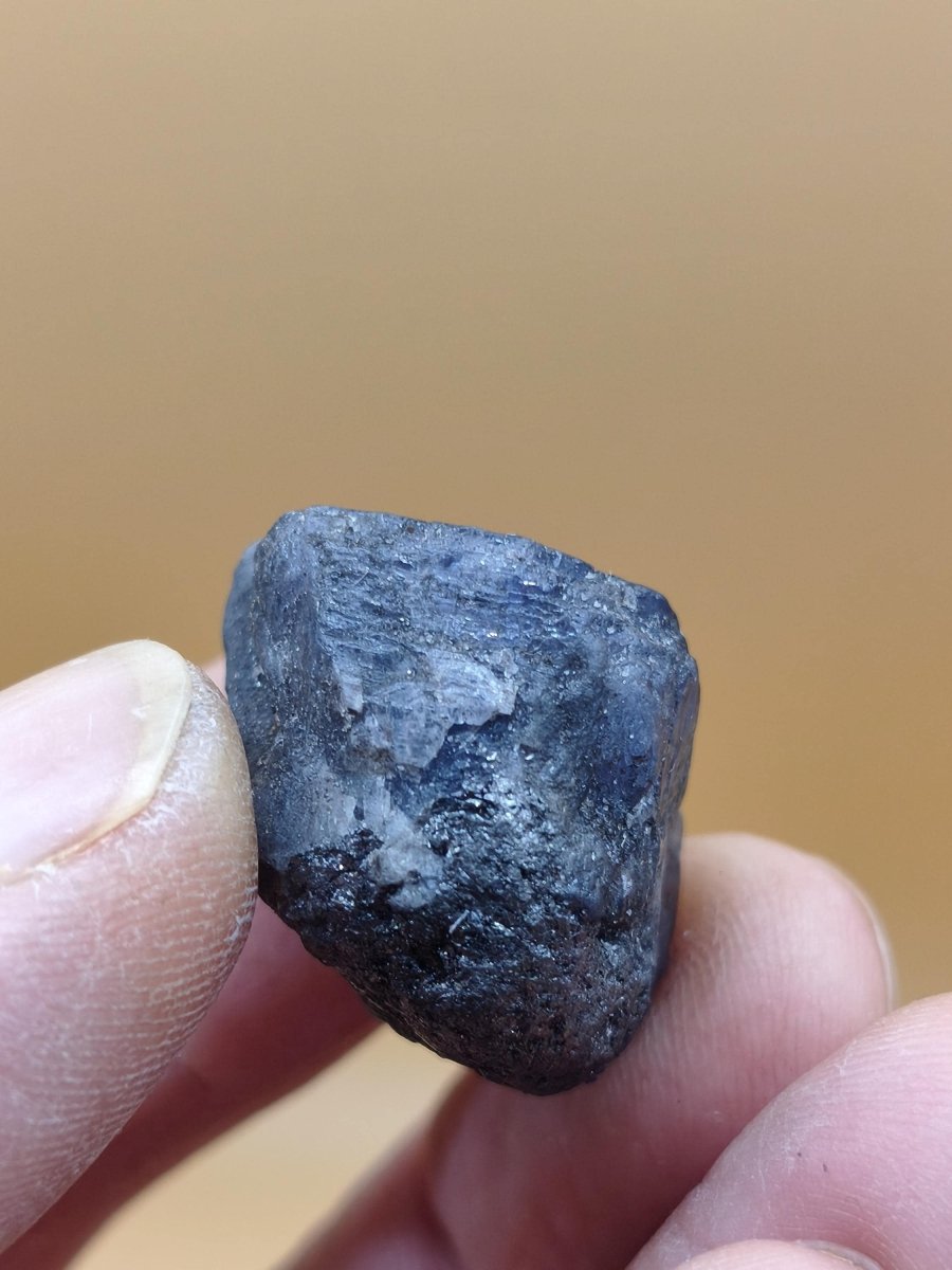 Roher Tansanit Kristall – Blaugrau mit silbrigem Schimmer – Tansania – Naturbelassenes Sammlerstück Unikat Kristall Stufe Edelstein Rarität - Art of Nature Berlin