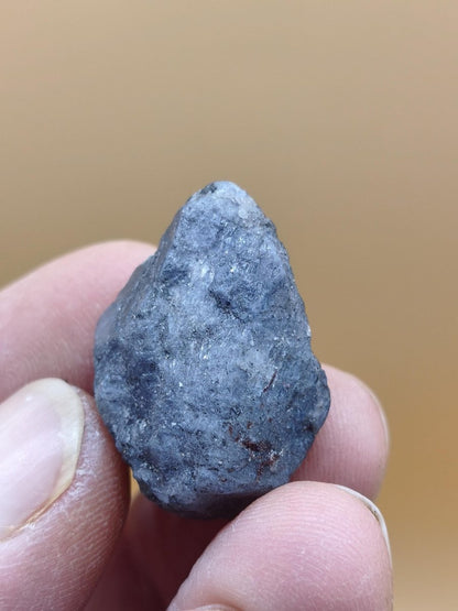 Roher Tansanit Kristall – Blaugrau mit silbrigem Schimmer – Tansania – Naturbelassenes Sammlerstück Unikat Kristall Stufe Edelstein Rarität - Art of Nature Berlin