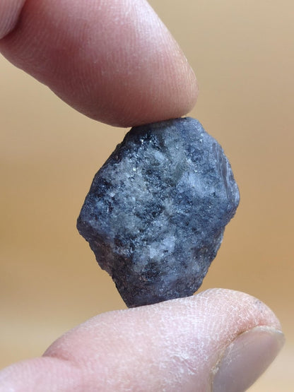 Roher Tansanit Kristall – Blaugrau mit silbrigem Schimmer – Tansania – Naturbelassenes Sammlerstück Unikat Kristall Stufe Edelstein Rarität - Art of Nature Berlin