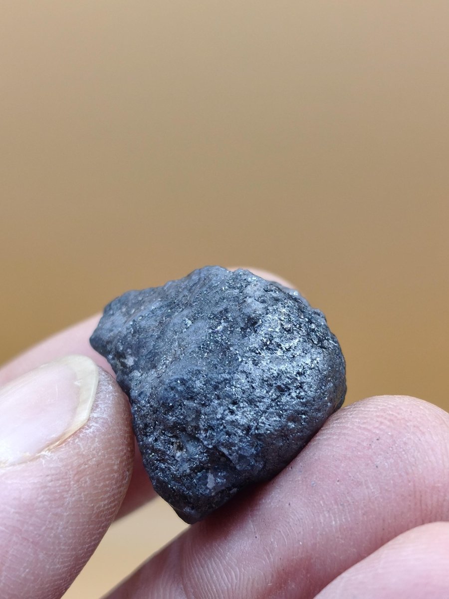 Roher Tansanit Kristall – Blaugrau mit silbrigem Schimmer – Tansania – Naturbelassenes Sammlerstück Unikat Kristall Stufe Edelstein Rarität - Art of Nature Berlin