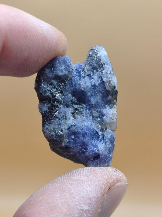 Roher Tansanit Kristall – Blaugrau mit silbrigem Schimmer – Tansania – Naturbelassenes Sammlerstück Unikat Kristall Stufe Edelstein Rarität - Art of Nature Berlin