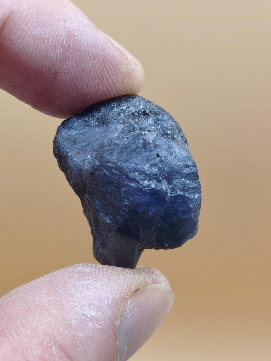 Roher Tansanit Kristall – Blaugrau mit silbrigem Schimmer – Tansania – Naturbelassenes Sammlerstück Unikat Kristall Stufe Edelstein Rarität - Art of Nature Berlin