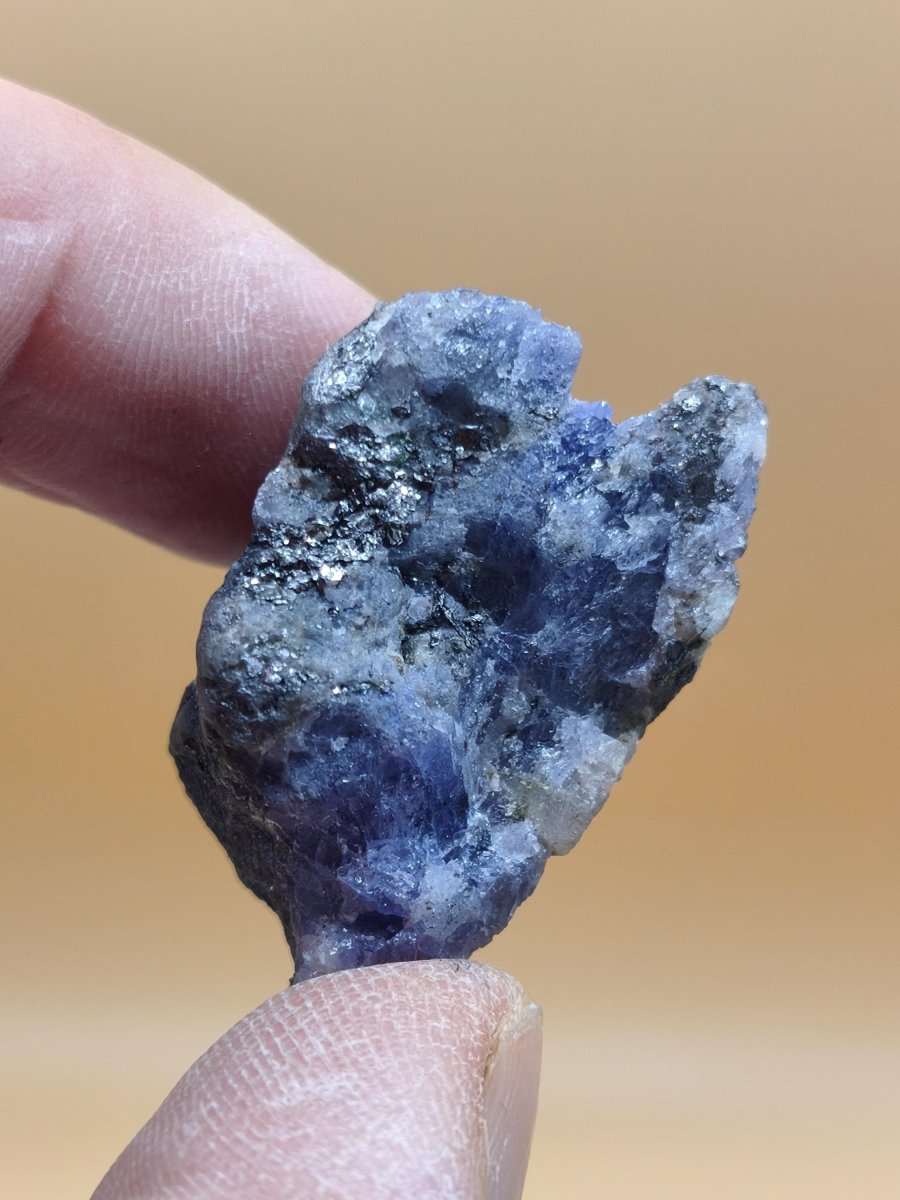 Roher Tansanit Kristall – Blaugrau mit silbrigem Schimmer – Tansania – Naturbelassenes Sammlerstück Unikat Kristall Stufe Edelstein Rarität - Art of Nature Berlin