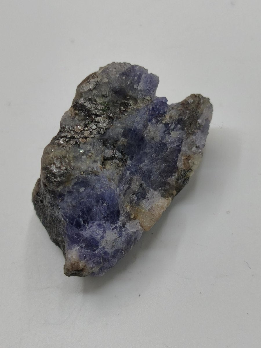 Roher Tansanit Kristall – Blaugrau mit silbrigem Schimmer – Tansania – Naturbelassenes Sammlerstück Unikat Kristall Stufe Edelstein Rarität - Art of Nature Berlin