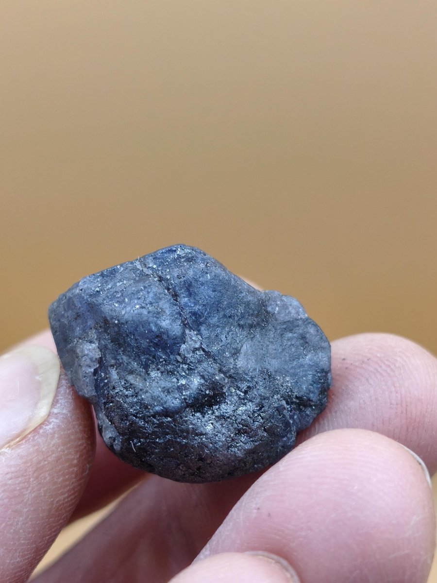 Roher Tansanit Kristall – Blaugrau mit silbrigem Schimmer – Tansania – Naturbelassenes Sammlerstück Unikat Kristall Stufe Edelstein Rarität - Art of Nature Berlin