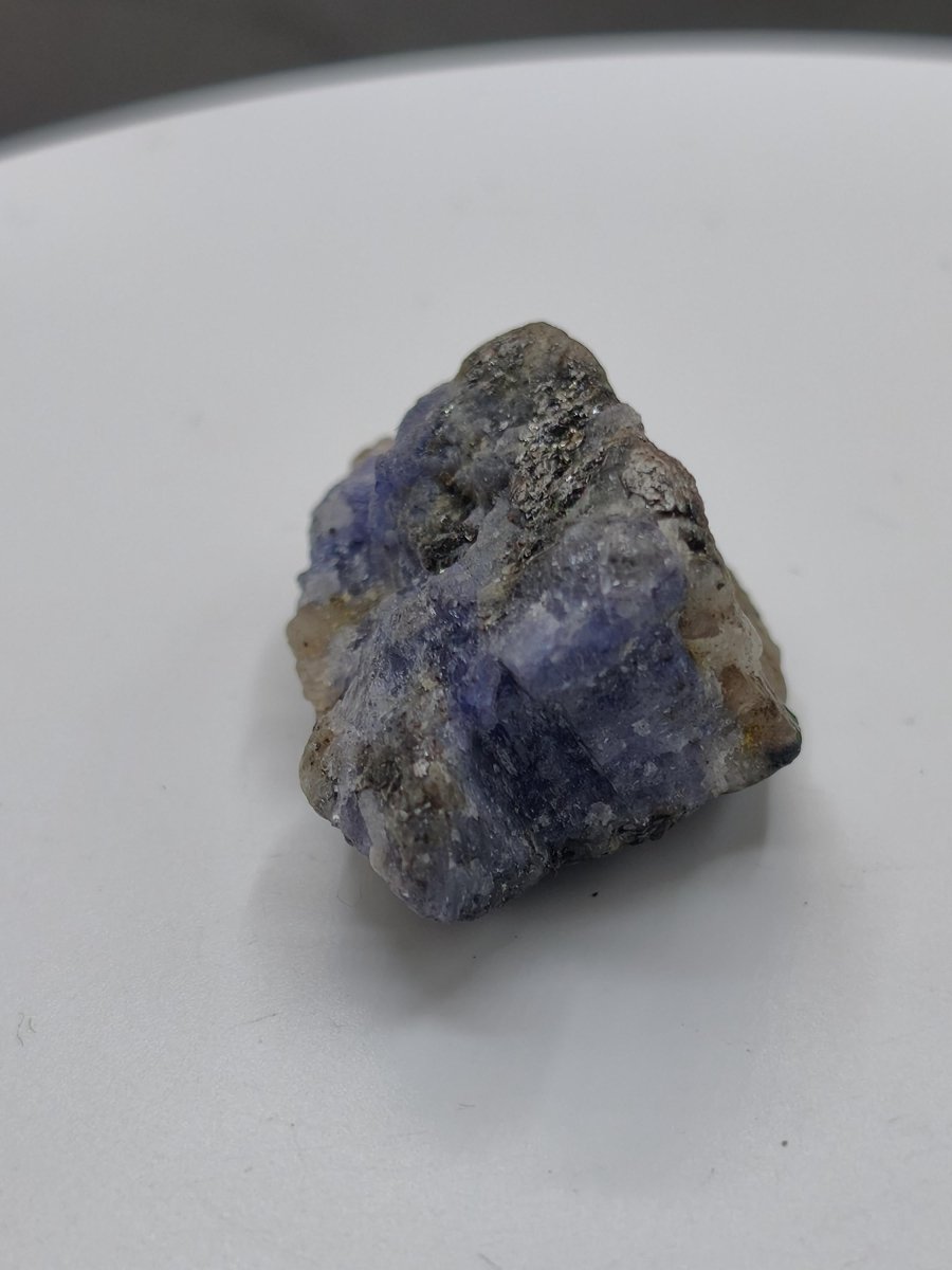 Roher Tansanit Kristall – Blaugrau mit silbrigem Schimmer – Tansania – Naturbelassenes Sammlerstück Unikat Kristall Stufe Edelstein Rarität - Art of Nature Berlin