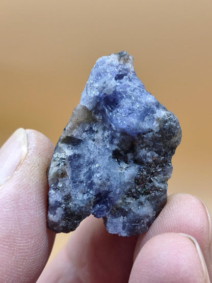 Roher Tansanit Kristall – Blaugrau mit silbrigem Schimmer – Tansania – Naturbelassenes Sammlerstück Unikat Kristall Stufe Edelstein Rarität - Art of Nature Berlin