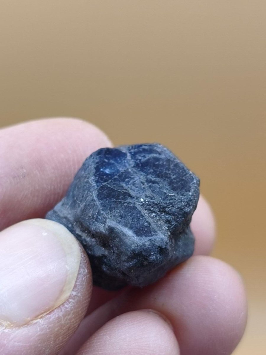Roher Tansanit Kristall – Blaugrau mit silbrigem Schimmer – Tansania – Naturbelassenes Sammlerstück Unikat Kristall Stufe Edelstein Rarität - Art of Nature Berlin