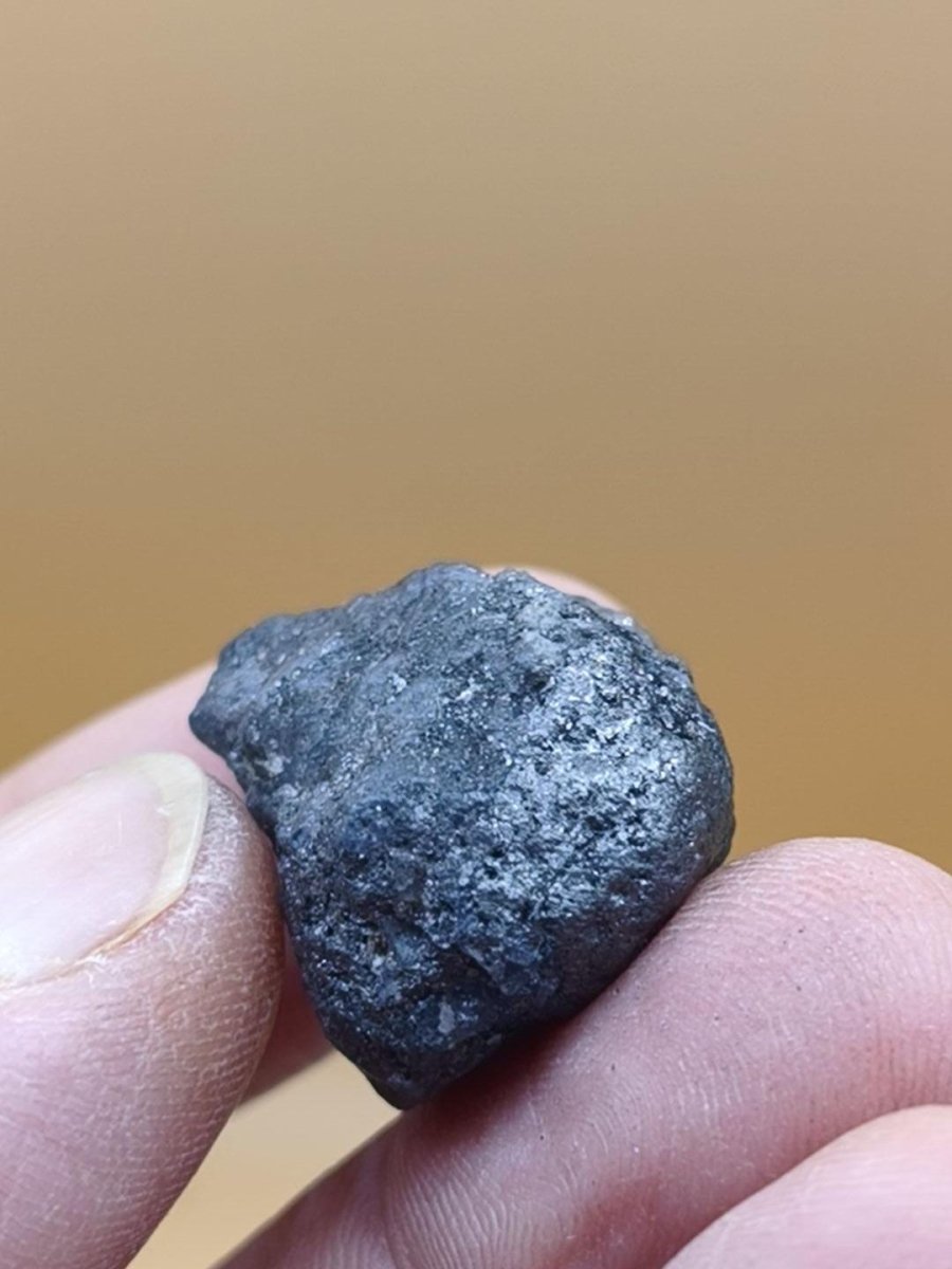 Roher Tansanit Kristall – Blaugrau mit silbrigem Schimmer – Tansania – Naturbelassenes Sammlerstück Unikat Kristall Stufe Edelstein Rarität - Art of Nature Berlin