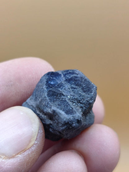 Roher Tansanit Kristall – Blaugrau mit silbrigem Schimmer – Tansania – Naturbelassenes Sammlerstück Unikat Kristall Stufe Edelstein Rarität - Art of Nature Berlin