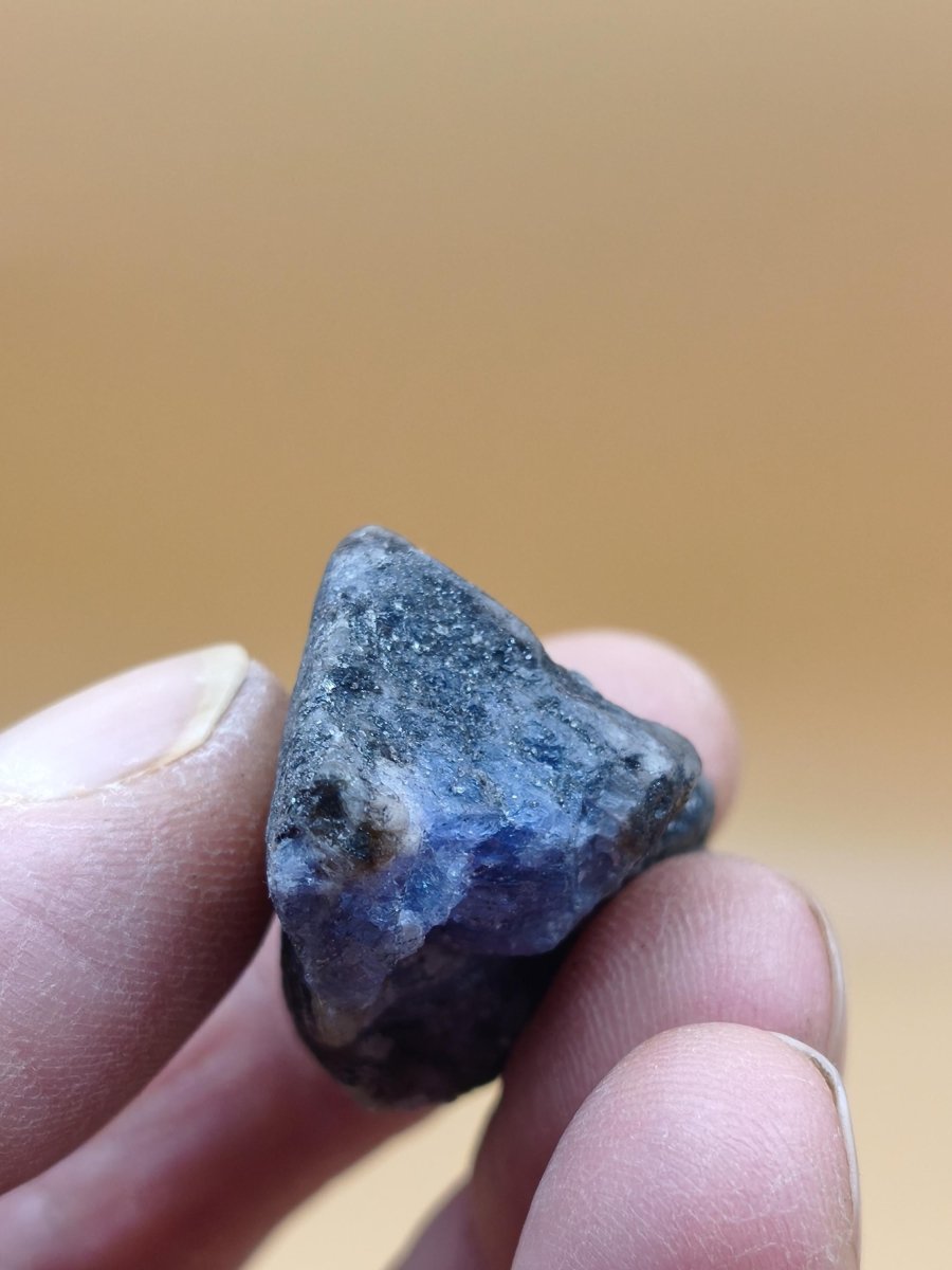 Roher Tansanit Kristall – Blaugrau mit silbrigem Schimmer – Tansania – Naturbelassenes Sammlerstück Unikat Kristall Stufe Edelstein Rarität - Art of Nature Berlin