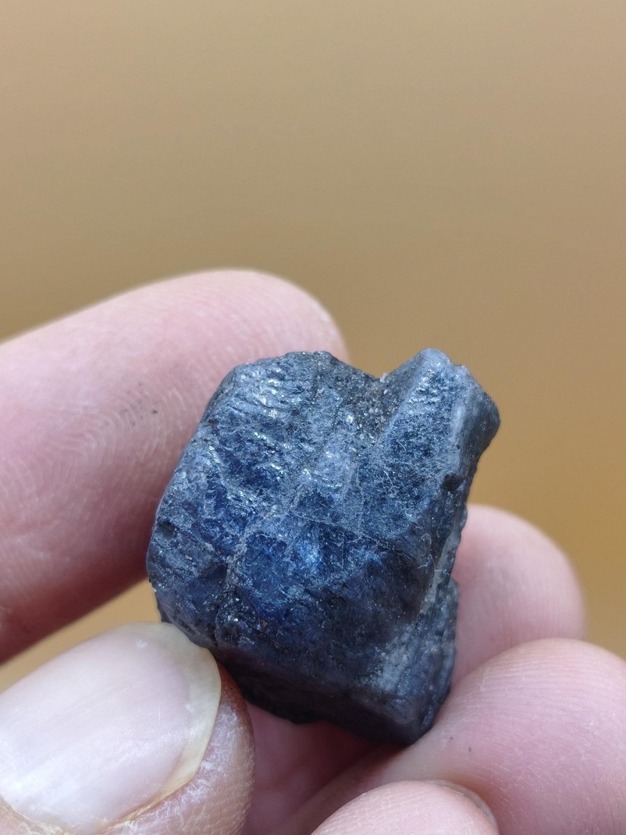 Roher Tansanit Kristall – Blaugrau mit silbrigem Schimmer – Tansania – Naturbelassenes Sammlerstück Unikat Kristall Stufe Edelstein Rarität - Art of Nature Berlin