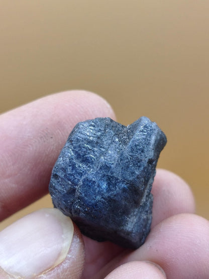 Roher Tansanit Kristall – Blaugrau mit silbrigem Schimmer – Tansania – Naturbelassenes Sammlerstück Unikat Kristall Stufe Edelstein Rarität - Art of Nature Berlin