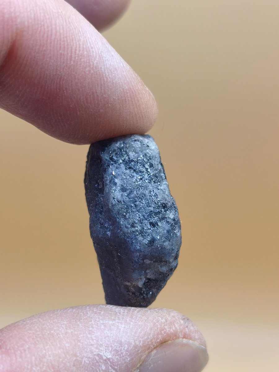 Roher Tansanit Kristall – Blaugrau mit silbrigem Schimmer – Tansania – Naturbelassenes Sammlerstück Unikat Kristall Stufe Edelstein Rarität - Art of Nature Berlin