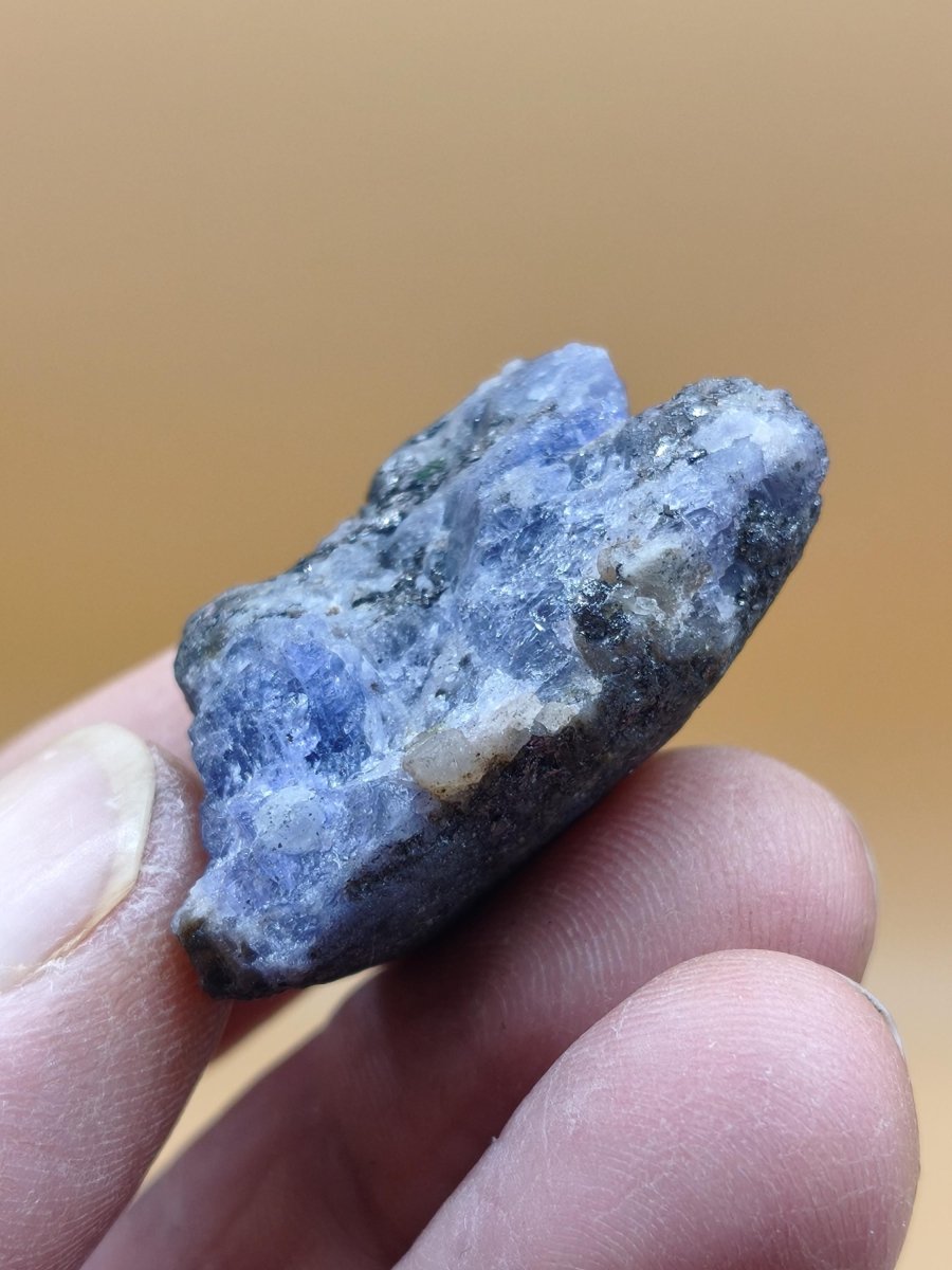 Roher Tansanit Kristall – Blaugrau mit silbrigem Schimmer – Tansania – Naturbelassenes Sammlerstück Unikat Kristall Stufe Edelstein Rarität - Art of Nature Berlin