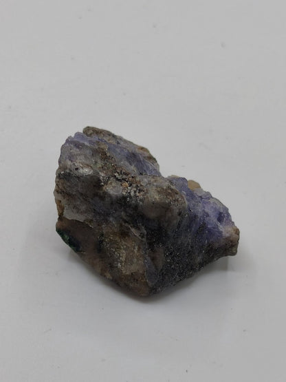 Roher Tansanit Kristall – Blaugrau mit silbrigem Schimmer – Tansania – Naturbelassenes Sammlerstück Unikat Kristall Stufe Edelstein Rarität - Art of Nature Berlin