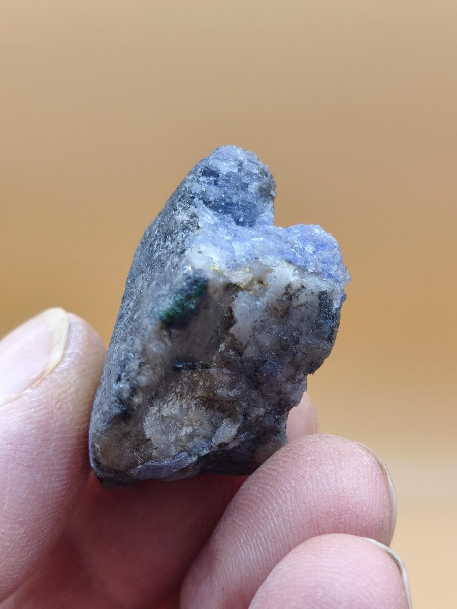Roher Tansanit Kristall – Blaugrau mit silbrigem Schimmer – Tansania – Naturbelassenes Sammlerstück Unikat Kristall Stufe Edelstein Rarität - Art of Nature Berlin