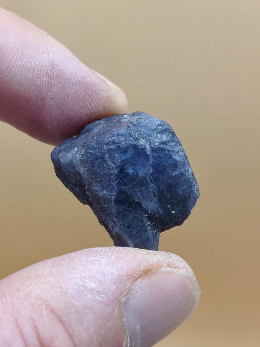 Roher Tansanit Kristall – Blaugrau mit silbrigem Schimmer – Tansania – Naturbelassenes Sammlerstück Unikat Kristall Stufe Edelstein Rarität - Art of Nature Berlin