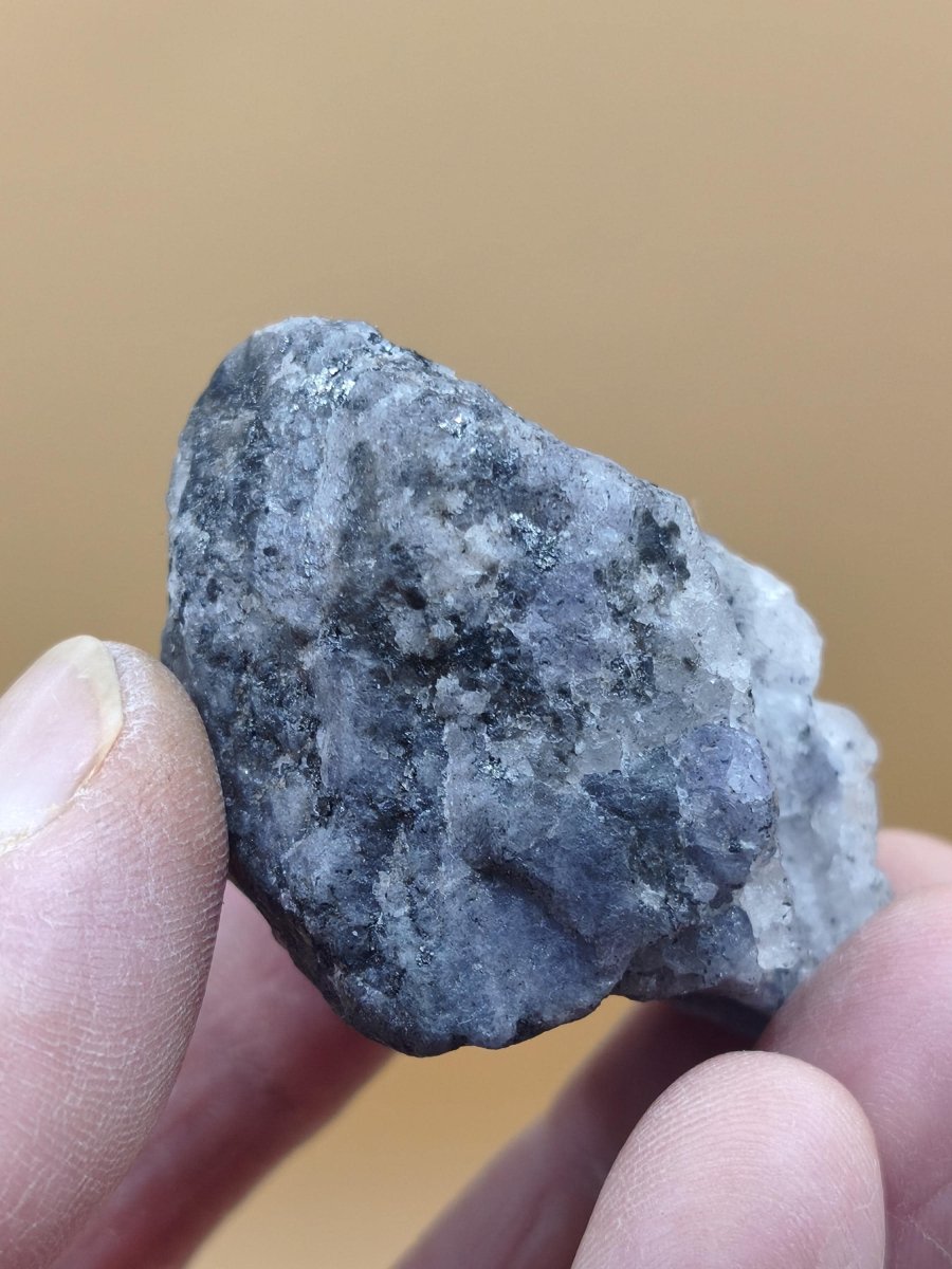 Roher Tansanit Kristall – Blaugrau mit silbrigem Schimmer – Tansania – Naturbelassenes Sammlerstück Unikat Kristall Stufe Edelstein Rarität - Art of Nature Berlin