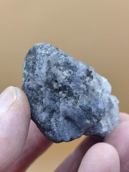 Roher Tansanit Kristall – Blaugrau mit silbrigem Schimmer – Tansania – Naturbelassenes Sammlerstück Unikat Kristall Stufe Edelstein Rarität - Art of Nature Berlin