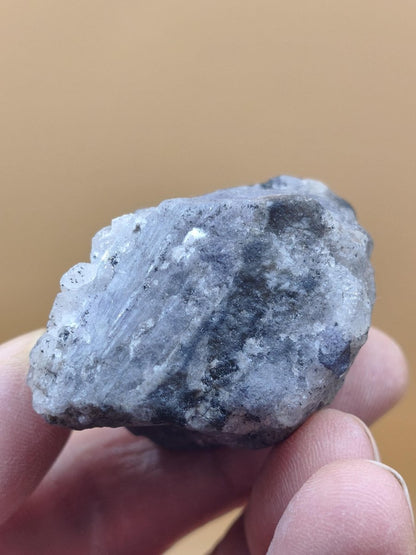 Roher Tansanit Kristall – Blaugrau mit silbrigem Schimmer – Tansania – Naturbelassenes Sammlerstück Unikat Kristall Stufe Edelstein Rarität - Art of Nature Berlin